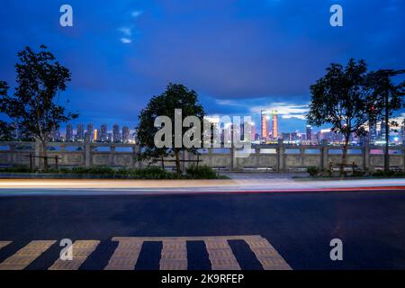 I sentieri di luce sull'edificio moderno sfondo in Cina a Shanghai. Foto Stock
