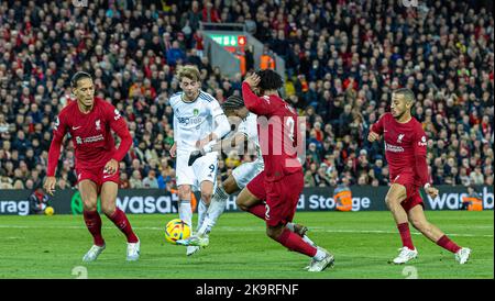 Liverpool. 30th Ott 2022. Il Crysencio Summerville (3rd L) di Leeds United segna il 29 ottobre 2022 durante la partita della Premier League inglese tra Liverpool e Leeds United a Liverpool, Gran Bretagna. Credit: Notizie dal vivo su Xinhua/Alamy Foto Stock