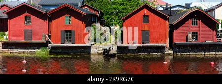 Magazzini del porto rosso con belle riflessioni sul fiume porvoo. villaggio di pescatori in stile scandinavo Foto Stock