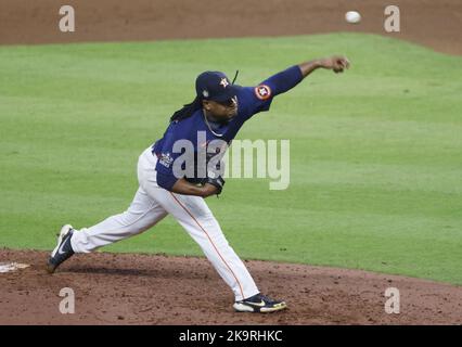 Houston, Stati Uniti. 29th Ott 2022. Il lanciatore di partenza di Houston Astros Framber Valdez lancia il settimo inning contro i Philadelphia Phillies nel gioco due della World Series 2022 al Minute Maid Park di Houston sabato 29 ottobre 2022. Foto di John Angelillo/UPI. Credit: UPI/Alamy Live News Foto Stock