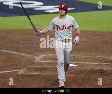 Houston, Stati Uniti. 29th Ott 2022. Philadelphia Phillies J.T. Realmuto reagisce dopo aver colto il sesto inning contro gli Houston Astros nel secondo gioco della World Series 2022 al Minute Maid Park di Houston sabato 29 ottobre 2022. Foto di John Angelillo/UPI. Credit: UPI/Alamy Live News Foto Stock