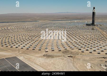 Cile. 29th Ott 2022. 29 ottobre 2022, Cile, Maria Elena: La centrale termica solare Cerro Dominador a María Elena nel deserto di Atacama, uno dei luoghi più aridi della terra con la più alta radiazione solare. Circa 10.600 eliostati (specchi), 392.000 pannelli solari e una torre di 250 metri fanno parte di Cerro Dominador, la prima e unica centrale termica solare in America Latina a riflettere i raggi del sole su un ricevitore in cima alla torre. Il progetto fa parte di un programma nazionale cileno di energia rinnovabile con l'obiettivo di soddisfare il 20% del fabbisogno energetico del paese da fonti rinnovabili Foto Stock