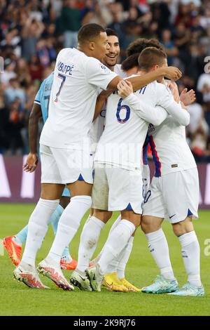 Parigi, Francia. 30th Ott 2022. (221030) -- PARIGI, 30 ottobre 2022 (Xinhua) -- i giocatori di Parigi Saint-Germain celebrano un gol durante la partita di calcio della Lega Francese 1 tra Parigi-Saint Germain (PSG) e Troyes al Parc de Prines di Parigi, Francia, 29 ottobre 2022. (Foto di Rit Heize/Xinhua) Credit: Xinhua/Alamy Live News Foto Stock