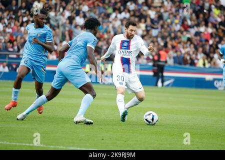 Parigi, Francia. 30th Ott 2022. (221030) -- PARIGI, 30 ottobre 2022 (Xinhua) -- Lionel messi (R) di Parigi Saint-Germain si interrompe durante la partita di calcio della Lega francese 1 tra Parigi-Saint Germain (PSG) e Troyes al Parc de Prines di Parigi, Francia, 29 ottobre 2022. (Foto di Rit Heize/Xinhua) Credit: Xinhua/Alamy Live News Foto Stock