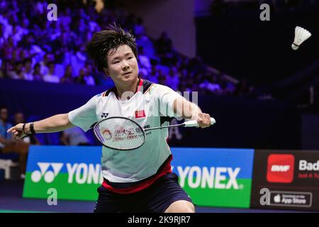 (221030) -- PARIGI, 30 ottobre 2022 (Xinhua) -- Bingjiao di Cina colpisce un ritorno durante la semifinale femminile contro Tai Tzu Ying di Taipei cinese al torneo di badminton del French Open 2022 a Parigi, Francia, 29 ottobre 2022. (Foto di Tang Shi/Xinhua) Foto Stock