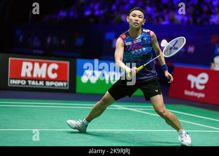 (221030) -- PARIGI, 30 ottobre 2022 (Xinhua) -- Tai Tzu Ying di Taipei cinese ha fatto ritorno durante la semifinale femminile contro He Bingjiao di Cina al torneo di badminton del French Open 2022 a Parigi, Francia, 29 ottobre 2022. (Foto di Tang Shi/Xinhua) Foto Stock