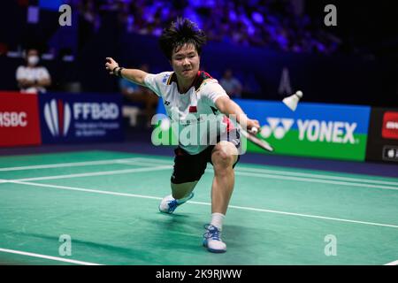 (221030) -- PARIGI, 30 ottobre 2022 (Xinhua) -- Bingjiao di Cina colpisce un ritorno durante la semifinale femminile contro Tai Tzu Ying di Taipei cinese al torneo di badminton del French Open 2022 a Parigi, Francia, 29 ottobre 2022. (Foto di Tang Shi/Xinhua) Foto Stock