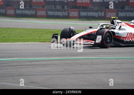 Città del Messico, Messico. 29th Ott 2022. Haas FerrariÕs Mick Schumacher alla guida della vettura 47 durante la sessione di prove libere all'Aerodromo Hermanos Rodriguez davanti al Gran Premio di Formula 1. Sono passati 60 anni da quando la prima Formula 1 è arrivata in Messico. Al termine del turno di Qualifiche, Max Verstappen partirà dalla Formula 1 in pole position. Credit: Lexie Harrison-Cripps/Alamy Live News Foto Stock