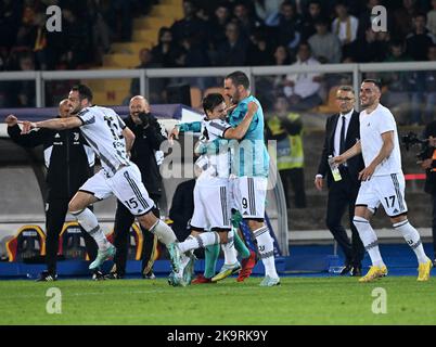(221030) -- LECCE, 30 ottobre 2022 (Xinhua) -- Nicolo Fagioli del FC Juventus (2nd L, davanti) celebra il suo gol con i suoi compagni di squadra durante una serie A partita di calcio tra FC Juventus e Lecce a Lecce, il 29 ottobre 2022. (Foto di Federico Tardito/Xinhua) Foto Stock