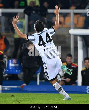 (221030) -- LECCE, 30 ottobre 2022 (Xinhua) -- Nicolo Fagioli del FC Juventus festeggia il suo gol durante una serie Di Partite di calcio tra FC Juventus e Lecce a Lecce, il 29 ottobre 2022. (Foto di Federico Tardito/Xinhua) Foto Stock