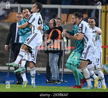 (221030) -- LECCE, 30 ottobre 2022 (Xinhua) -- Nicolo Fagioli del FC Juventus (2nd L, davanti) celebra il suo gol con i suoi compagni di squadra durante una serie A partita di calcio tra FC Juventus e Lecce a Lecce, il 29 ottobre 2022. (Foto di Federico Tardito/Xinhua) Foto Stock
