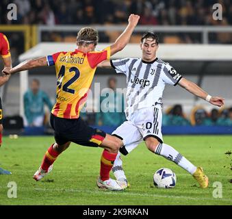 (221030) -- LECCE, 30 ottobre 2022 (Xinhua) -- Fabio Miretti del FC Juventus (R) vies con Morten Hjulmand leccese durante una Serie Una partita di calcio tra FC Juventus e Lecce a Lecce, il 29 ottobre 2022. (Foto di Federico Tardito/Xinhua) Foto Stock