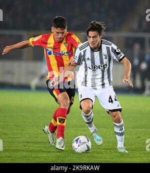 (221030) -- LECCE, 30 ottobre 2022 (Xinhua) -- il FC Juventus' Nicolo Fagioli (R) vies con Joan Gonzalez leccese durante una Serie Una partita di calcio tra FC Juventus e Lecce a Lecce, Italia, il 29 ottobre 2022. (Foto di Federico Tardito/Xinhua) Foto Stock