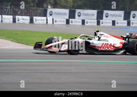 Città del Messico, Messico. 29th Ott 2022. Haas FerrariÕs Mick Schumacher alla guida della vettura 47 durante la sessione di prove libere all'Aerodromo Hermanos Rodriguez davanti al Gran Premio di Formula 1. Sono passati 60 anni da quando la prima Formula 1 è arrivata in Messico. Al termine del turno di Qualifiche, Max Verstappen partirà dalla Formula 1 in pole position. Credit: Lexie Harrison-Cripps/Alamy Live News Foto Stock