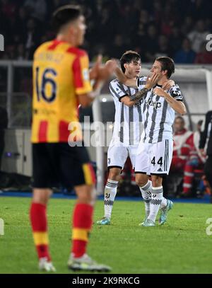 (221030) -- LECCE, 30 ottobre 2022 (Xinhua) -- Nicolo Fagioli del FC Juventus (R) celebra il suo gol durante una serie Di Partite di calcio tra FC Juventus e Lecce a Lecce, il 29 ottobre 2022. (Foto di Federico Tardito/Xinhua) Foto Stock