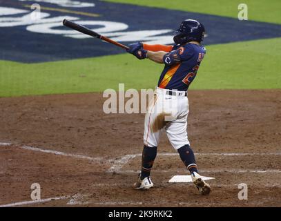 Houston, Stati Uniti. 29th Ott 2022. Houston Astros Jose Altuve colpisce un singolo lead-off nel settimo inning contro i Philadelphia Phillies nel gioco due della World Series 2022 al Minute Maid Park di Houston Sabato, 29 ottobre 2022. Foto di John Angelillo/UPI. Credit: UPI/Alamy Live News Foto Stock