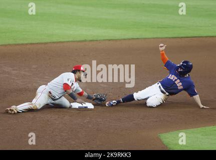 Houston, Stati Uniti. 29th Ott 2022. Houston Astros Jose Altuve è taggato fuori rubare secondo da Philadelphia Phillies Edmundo Sosa nel settimo inning in gioco due della World Series 2022 al Minute Maid Park di Houston Sabato, 29 ottobre 2022. Foto di John Angelillo/UPI. Credit: UPI/Alamy Live News Foto Stock