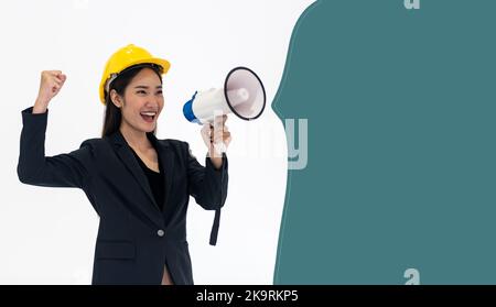 Donna asiatica in possesso di un megafono urla forte con riccio spazio staffa. Foto Stock