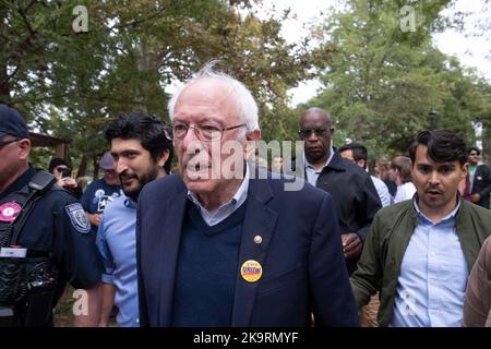 San Marcos, Texas, Stati Uniti. 29th Ott 2022. Il senatore democratico degli Stati Uniti BERNIE SANDERS, r, (D-VT) cammina attraverso il Sewell Park fino a un seggio elettorale presso il campus dello stato del Texas e partecipa al rally di voto il 29 ottobre 2022. Il raduno si è tenuto nel campus dello stato del Texas in anticipo rispetto alle elezioni cruciali di metà mandato di novembre. (Credit Image: © Bob Daemmrich/ZUMA Press Wire) Foto Stock