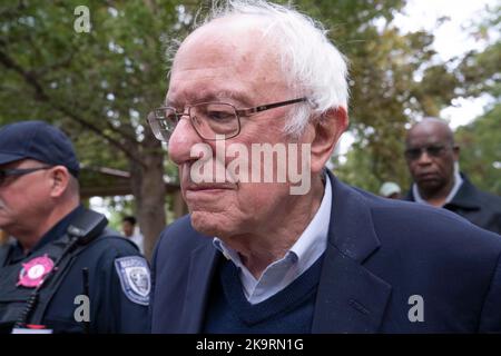 San Marcos, Texas, Stati Uniti. 29th Ott 2022. Il senatore democratico degli Stati Uniti BERNIE SANDERS, r, (D-VT) cammina attraverso il Sewell Park fino a un seggio elettorale presso il campus dello stato del Texas e partecipa al rally di voto il 29 ottobre 2022. Il raduno si è tenuto nel campus dello stato del Texas in anticipo rispetto alle elezioni cruciali di metà mandato di novembre. (Credit Image: © Bob Daemmrich/ZUMA Press Wire) Foto Stock