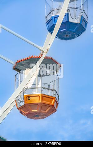 Primo piano di cialde o capsule per passeggeri sulla ruota panoramica di Bournemouth a Dorset, Regno Unito Foto Stock