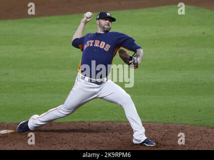 Houston, Stati Uniti. 29th Ott 2022. Il lanciatore di sollievo di Houston Astros Ryan Pressley lancia il nono inning contro i Philadelphia Phillies nel gioco due della World Series 2022 al Minute Maid Park di Houston sabato 29 ottobre 2022. Foto di John Angelillo/UPI Credit: UPI/Alamy Live News Foto Stock