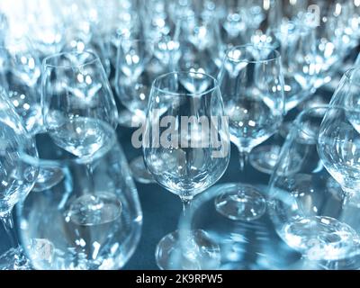 Bicchieri da vino. Foto orizzontale dei bicchieri da vino vuoti allineati, primo piano, bianco e nero. Messa a fuoco selettiva. Foto di alta qualità Foto Stock