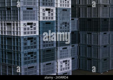 Vassoi in plastica sottili utilizzati sia per il confezionamento di alimenti a scaffale che per i cibi da estrarre Foto Stock