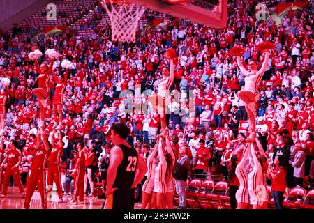 Bloomington, Stati Uniti. 29th Ott 2022. I cheerleaders dell'Indiana University allietano durante le presentazioni prima che gli Hoosiers giochino contro l'Università Marian durante un gioco di esposizione di pallacanestro maschile dell'NCAA, alla Assembly Hall di Bloomington. IU batte Marian 78-42. Credit: SOPA Images Limited/Alamy Live News Foto Stock