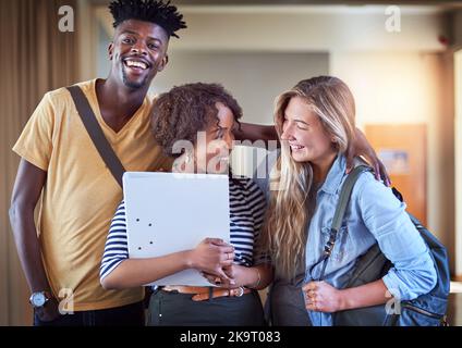 Le amicizie che formerete al college sono tra le migliori: Un gruppo di studenti universitari che si trovano in un corridoio del campus. Foto Stock