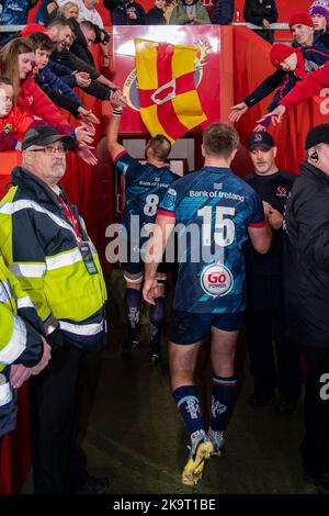 Limerick, Irlanda. 30th Ott 2022. Duane Vermeulen di Ulster e Stewart Moore di Ulster ringraziano i tifosi durante la partita del Campionato di rugby Unito Round 7 tra Munster Rugby e Ulster Rugby al Thomond Park di Limerick, Irlanda il 29 ottobre 2022 (Foto di Andrew SURMA/ Credit: Sipa USA/Alamy Live News Foto Stock