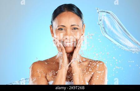 Bellezza, spruzzi e acqua con ritratto di donna per la cura della pelle, doccia e benessere. Idratazione, freschezza e igiene con modello viso maturo per il lusso Foto Stock