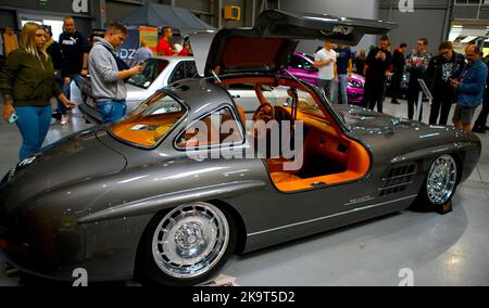 Praga, Repubblica Ceca. 29th Ott 2022. La gente guarda un'auto durante il 11th° Festival di Praga a Praga, Repubblica Ceca, 29 ottobre 2022. Il festival di due giorni ha aperto qui il sabato, con una vasta gamma di automobili e motociclette. Credit: Dana Kesnerova/Xinhua/Alamy Live News Foto Stock