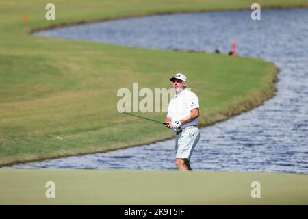 Miami, Stati Uniti d'America. 29th Ott 2022. DORAL, FL - 29 OTTOBRE: Lee Westwood di Majesticks GC salpò sul green alla buca 16 durante le semifinali della LIV Invitational Miami al Trump National Doral Miami il 29 ottobre 2022 a Doral, Florida. (Foto di Alberto E. Tamargo/Sipa USA) Credit: Sipa USA/Alamy Live News Foto Stock