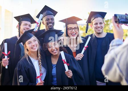 Ottenere una foto di gruppo di tutti. Studenti in giornata di laurea dall'università. Foto Stock