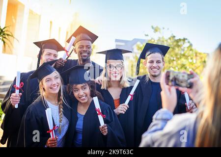 Tutti sono un po' felici. Studenti in giornata di laurea dall'università. Foto Stock