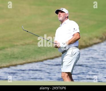 Miami, Stati Uniti d'America. 29th Ott 2022. DORAL, FL - 29 OTTOBRE: Lee Westwood di Majesticks GC salpò sul green alla buca 16 durante le semifinali della LIV Invitational Miami al Trump National Doral Miami il 29 ottobre 2022 a Doral, Florida. (Foto di Alberto E. Tamargo/Sipa USA) Credit: Sipa USA/Alamy Live News Foto Stock