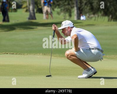 Miami, Stati Uniti d'America. 29th Ott 2022. DORAL, FL - 29 OTTOBRE: Lee Westwood di Majesticks GC allinea un colpo sul buco 16 durante le semifinali della LIV Invitational Miami al Trump National Doral Miami il 29 ottobre 2022 a Doral, Florida. (Foto di Alberto E. Tamargo/Sipa USA) Credit: Sipa USA/Alamy Live News Foto Stock