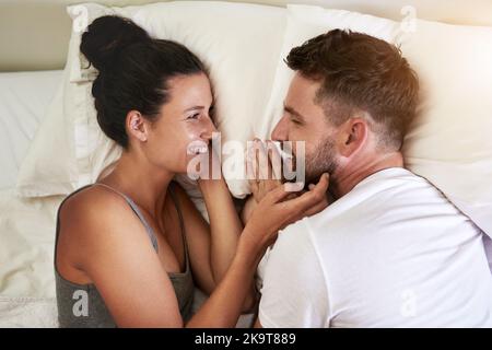 Mi innamorerò di te ogni giorno, una giovane coppia che si trova a letto insieme a casa. Foto Stock