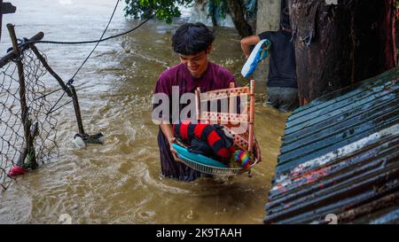 Quezon City, NCR, Filippine. 30th Ott 2022. Filippine: A Barangay Bagong Silangan Quezon City evacuato un totale di 1.276 famiglie che vivono vicino al fiume San Mateo a causa dell'aumento dei livelli di acqua causa dal segnale #3 tifone Paeng con nome internazionale Nalghe. 29 ottobre 2022. Foto: EddCastro/Pacific Press (Credit Image: © EDD Castro/Pacific Press via ZUMA Press Wire) Credit: ZUMA Press, Inc./Alamy Live News Foto Stock