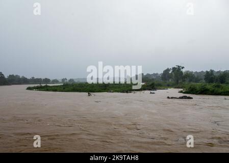 Quezon City, NCR, Filippine. 30th Ott 2022. Rizal, Filippine: Il fiume San Mateo continua a salire a causa di forti piogge dovute al tifone Paeng il 29 ottobre 2022. Foto: EDD Castro/Pacific Press (Credit Image: © EDD Castro/Pacific Press via ZUMA Press Wire) Credit: ZUMA Press, Inc./Alamy Live News Foto Stock