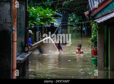 Quezon City, NCR, Filippine. 30th Ott 2022. Filippine: A Barangay Bagong Silangan Quezon City evacuato un totale di 1.276 famiglie che vivono vicino al fiume San Mateo a causa dell'aumento dei livelli di acqua causa dal segnale #3 tifone Paeng con nome internazionale Nalghe. 29 ottobre 2022. Foto: EddCastro/Pacific Press (Credit Image: © EDD Castro/Pacific Press via ZUMA Press Wire) Credit: ZUMA Press, Inc./Alamy Live News Foto Stock