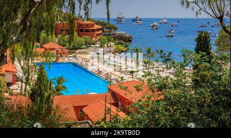 Roquebrune Cap Martin, Francia - 28 maggio 2022: Hotel di lusso Monte Carlo Beach vicino a Monaco con piscina e vista sul Mar Mediterraneo, sud della Francia Foto Stock