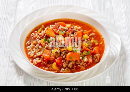 Zuppa di hamburger con orzo e verdure nel recipiente Foto Stock