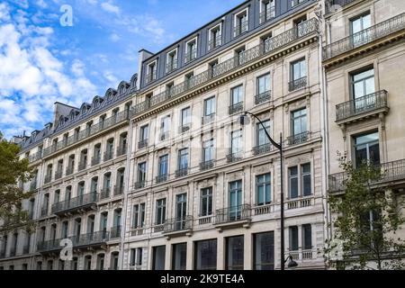 Parigi, bell'edificio, antica facciata boulevard Hausmann Foto Stock