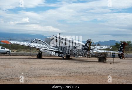 Un aereo dipinto in mostra al Museo dell'aria e dello spazio di Pima Foto Stock