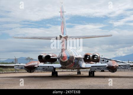 Un aereo dipinto in mostra al Museo dell'aria e dello spazio di Pima Foto Stock