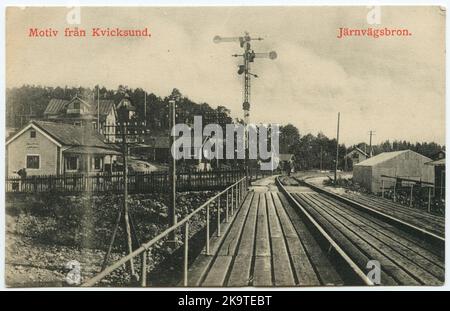 Immagine tratta dal ponte di Kvicksund verso la stazione ferroviaria di Kvicksund e dintorni, sulla linea tra Kvicksund e Nyckelön. La stazione è visibile sul retro dell'immagine. Foto Stock