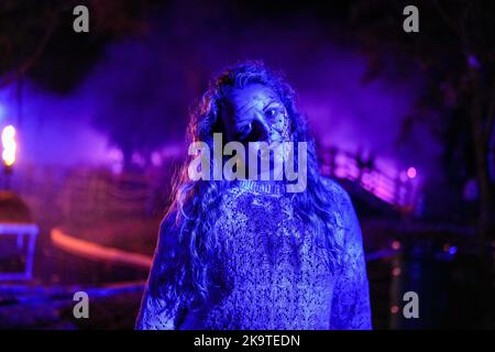 Potsdam, Germania. 29th Set, 2022. Uno zombie posa all'evento Horror Nights 2022 al Filmpark Babelsberg. Credit: Gerald Matzka/dpa/Alamy Live News Foto Stock