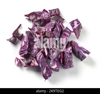 mucchio di cavolo rosso tagliato fresco crudo isolato su sfondo bianco, vista dall'alto Foto Stock